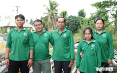 Những nông dân làm sạch đường quê