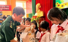 Món quà khai trường 'đặc biệt' từ chiến sĩ quân hàm xanh gửi trẻ em vùng biên