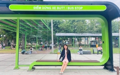 Giữa trung tâm TP.HCM có nhà chờ xe buýt siêu nổi, kéo mái che vào thẳng ga metro