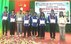 Tặng áo đồng phục phối thổ cẩm cho học sinh lớp 1 ở Đà Lạt