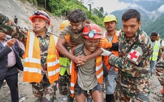 2 công nhân được cứu sống sau 9 ngày mắc kẹt trong hầm do lũ quét ở Nepal
