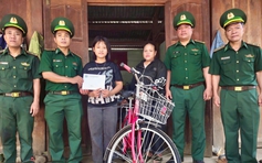 Chiếc xe đạp mới 'chở' ước mơ đến trường của nữ sinh nghèo vùng biên Đà Nẵng