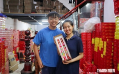 Gác lại công việc lương 30 triệu đồng/tháng, vợ chồng trẻ nối nghiệp làm đèn cầy cưới