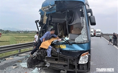 Hà Tĩnh: Xe khách va chạm xe đầu kéo trên cao tốc, 5 người bị thương