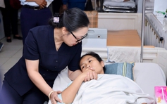 Dũng cảm lao ra cứu trẻ 2 tuổi, cô giáo mầm non bị xe tải cán qua chân