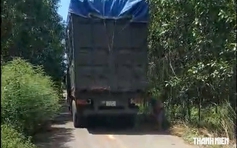 Đường nông thôn vùng ven TP.HCM ngày đêm oằn mình vì xe tải ‘khủng’