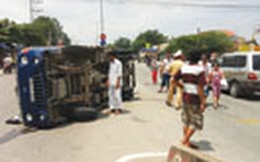 Xe ben tông lật xe tải