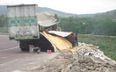 Lật xe container, 2 người chết