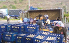 Xe chở bia gặp nạn