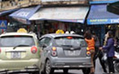 Tạm giữ tài xế taxi 'chặt chém' khách nước ngoài