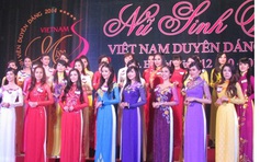 Nữ sinh viên duyên dáng với áo dài Việt Nam