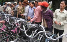 Tặng xe đạp cho chị em mua ve chai