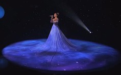 Váy của Jennifer Lopez hóa màn hình khổng lồ tại American Idol