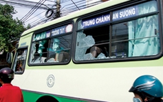Côn đồ ném đá xe buýt