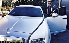 Ronaldo mê mệt xe siêu sang Rolls-Royce Ghost