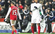 Henry gây gổ với CĐV Arsenal