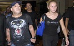 Vợ cũ thuê gái trẻ "kèm" Maradona