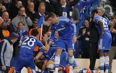 HLV Mourinho vẫn chỉ đạo chiến thuật khi Chelsea dẫn 2-0