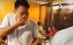 Chàng trai bán kẹo kéo hát nhép bị tạt bia vào mặt gây tranh cãi