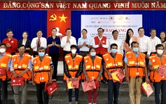 Nguyên Chủ tịch nước Trương Tấn Sang tặng 1.000 bộ áo phao cho ngư dân Quảng Ngãi