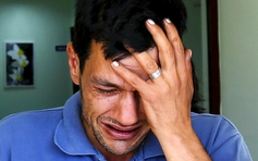 Cha cậu bé tị nạn Syria khóc khi thấy con bị biếm trên báo Charlie Hebdo
