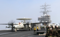 Máy bay hải quân Mỹ chở 11 người rơi xuống biển