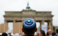 Israel bức xúc vì quan chức Đức kêu gọi người Do Thái tránh đội mũ truyền thống