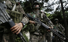 Hàn Quốc phải hạ tiêu chuẩn tuyển quân vì dân số giảm