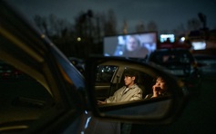Người Hàn chuộng xem phim trong xe hơi mùa dịch Covid-19