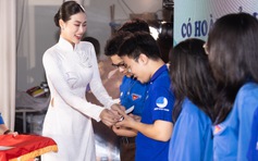 Hoa hậu Thiên Ân trao học bổng cho đoàn viên, sinh viên khó khăn tại fan meeting