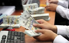 Giá USD 'nóng hầm hập'