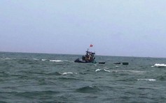 Quảng Nam: Tàu chìm ở Cửa Lở, 10 ngư dân thoát nạn