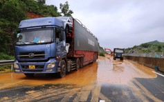 Sạt lở trên cao tốc Đà Nẵng - Quảng Ngãi, giao thông hướng nam - bắc ách tắc nghiêm trọng