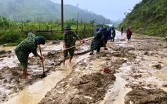 Biên phòng Quảng Nam lội bùn, dầm mưa giúp dân khắc phục thiệt hại sau bão Noru