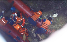 Danh tính nam công nhân tử vong do bị xe container húc văng xuống sông Hồng