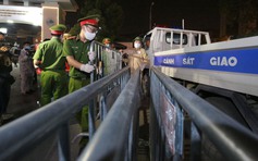 Hàng trăm người vỡ òa trong khoảnh khắc dỡ phong tỏa Bệnh viện Bạch Mai