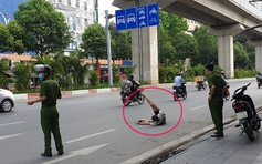 Hà Nội: ‘Chí Phèo’ xin tiền, lăn giữa đường chửi bới, dọa giết người