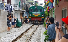 Vượt rào chắn để check-in cà phê đường tàu, người đàn ông bị tàu va trúng