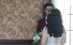 Hết cách ly xã hội: Người trẻ 'muốn khóc' khi liên tiếp nhận thiệp mời đám cưới