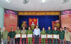 'Biệt đội vá đường' gồm những cụ ông tuổi ngoài 70 khiến nhiều người nể phục
