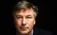 Alec Baldwin kêu gọi hãng phim thuê cảnh sát giám sát súng trên phim trường