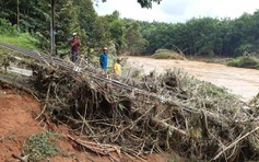 Cầu treo ở Bình Phước bị lũ cuốn phăng