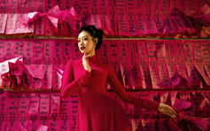 Áo dài đỏ thắm mùa Tết của Hoa hậu Khánh Vân