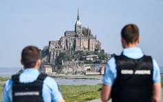 Sơ tán cả hòn đảo vì nghi phạm dọa tấn công cảnh sát Pháp
