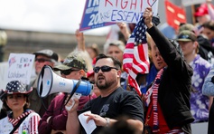 Nhiều người Mỹ không đeo khẩu trang đi biểu tình phản đối lệnh ở nhà chống Covid-19