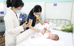Bệnh viện Da liễu TP.HCM tiếp nhận nhiều trẻ bị viêm da cơ địa nặng