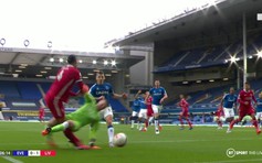 Everton vs Liverpool: Cận ảnh thủ môn Pickford vào bóng kinh hoàng khiến Van Dijk rời sân