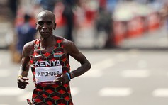 Kỷ lục gia Eliud Kipchoge bảo vệ thành công HCV Olympic chạy marathon