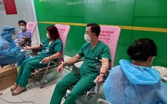 TP.HCM: Y bác sĩ Bệnh viện Bạch Mai tình nguyện hiến máu cứu bệnh nhân Covid-19 nặng
