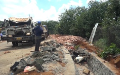 Bình Phước: Xe tải lật ngang bên mương nước khiến 2 người chết, 1 người bị thương